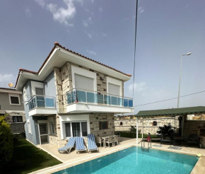 Çeşme Alaçatı'da günlük kiralık havuzlu villa